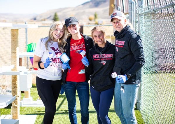 Four students volunteer together