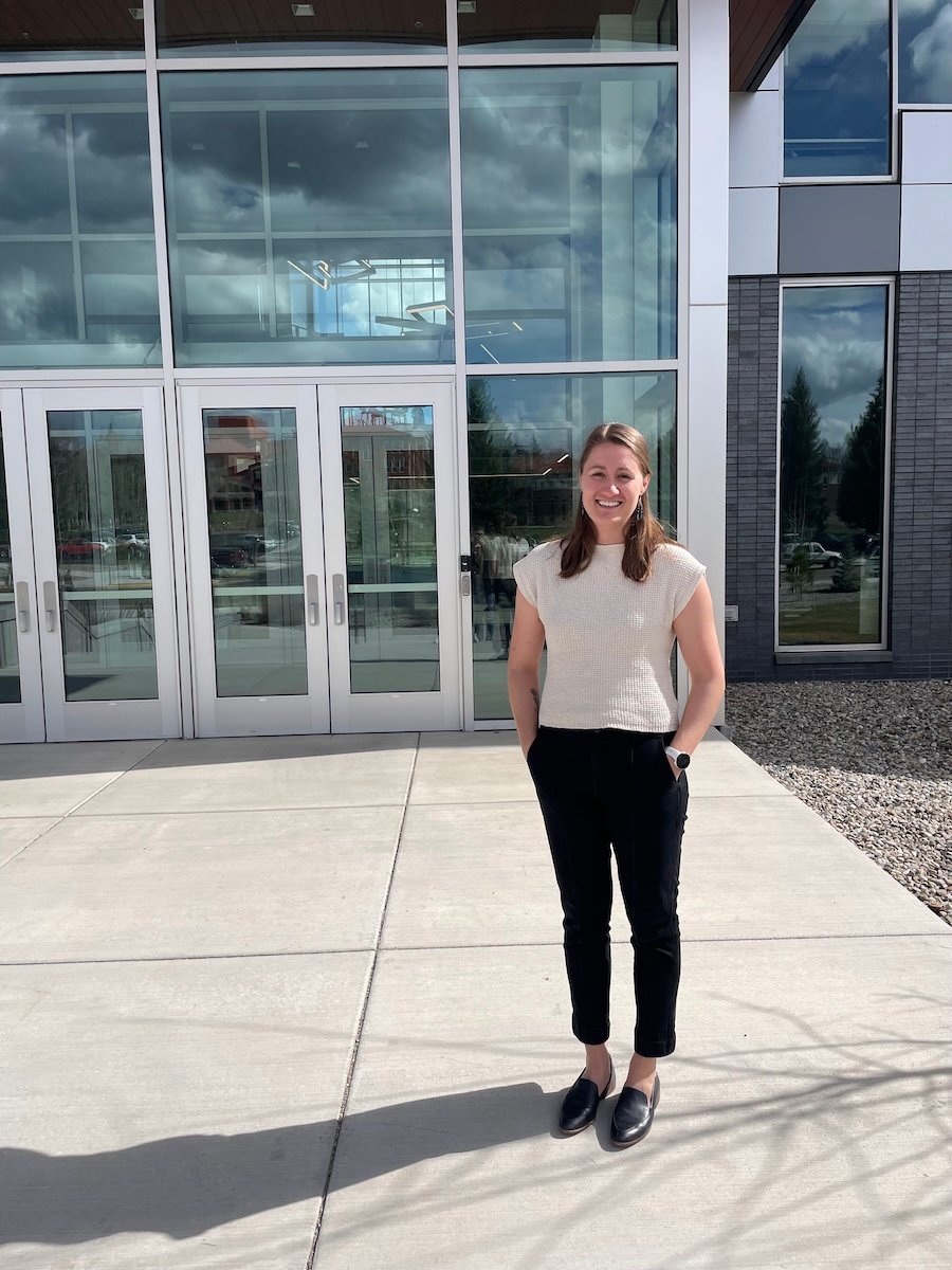 Alyssa Worsham poses in front of a building.
