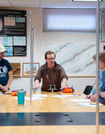 John Mason explains a cheap engineering exercise the teachers taking his class can use in their own classrooms with cuties and sheets of paper.