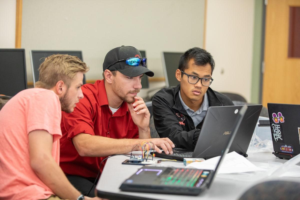 Best Colleges for Data Analytics: Benefits of a Data Analytics Degree