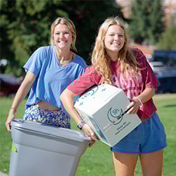 Students at move in